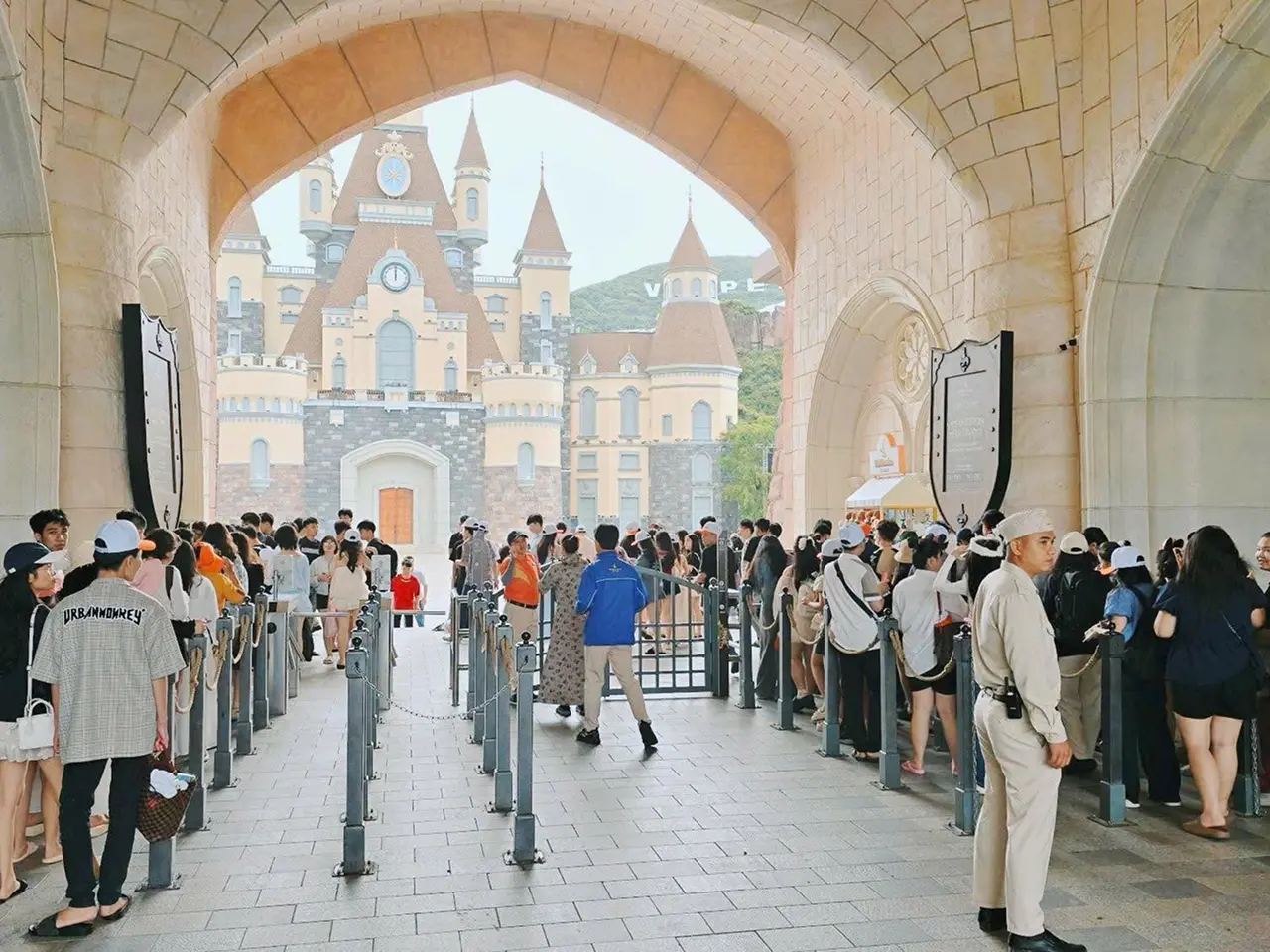 Cổng soát vé VinWonders Nha Trang Cổng soát vé vào VinWonders Nha Trang