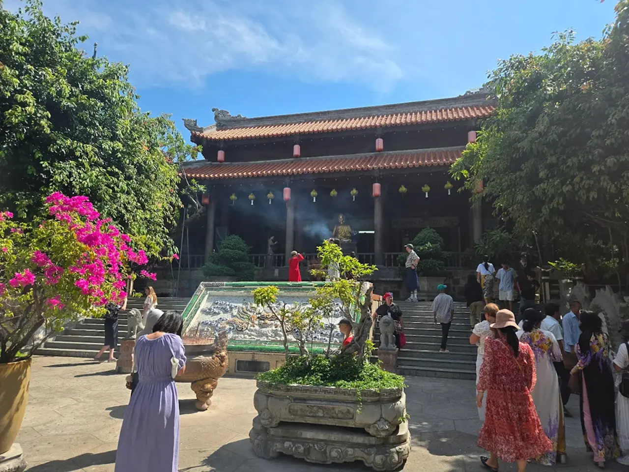 Du khách mặc trang phục lịch sự khi tham quan Chùa Long Sơn Nha Trang