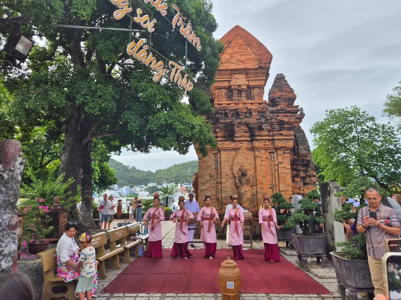 Biểu diễn múa Chăm tại Tháp Bà Ponagar Nha Trang