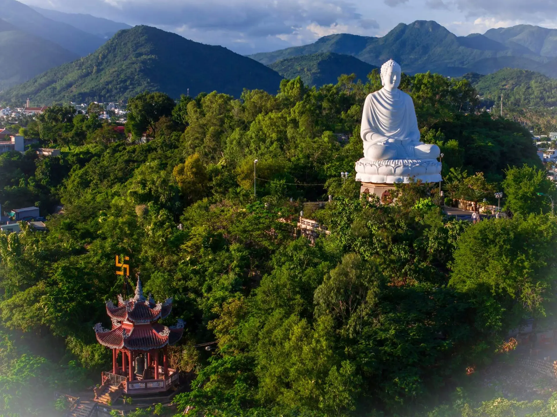 Tượng phật trắng tại chùa Long Sơn Nha Trang