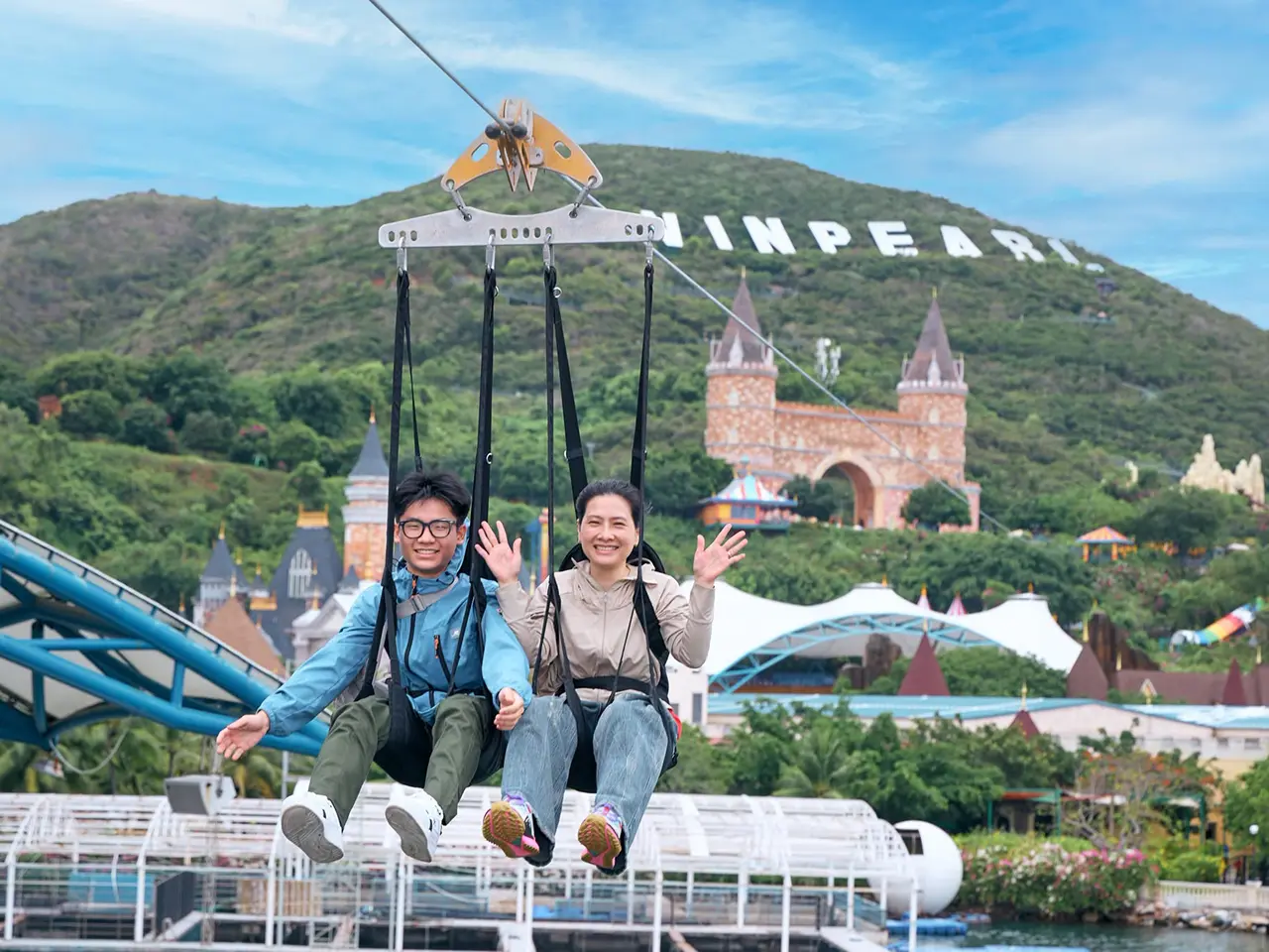 Du khách trải nghiệm trò chơi Zipline VinWonders Nha Trang