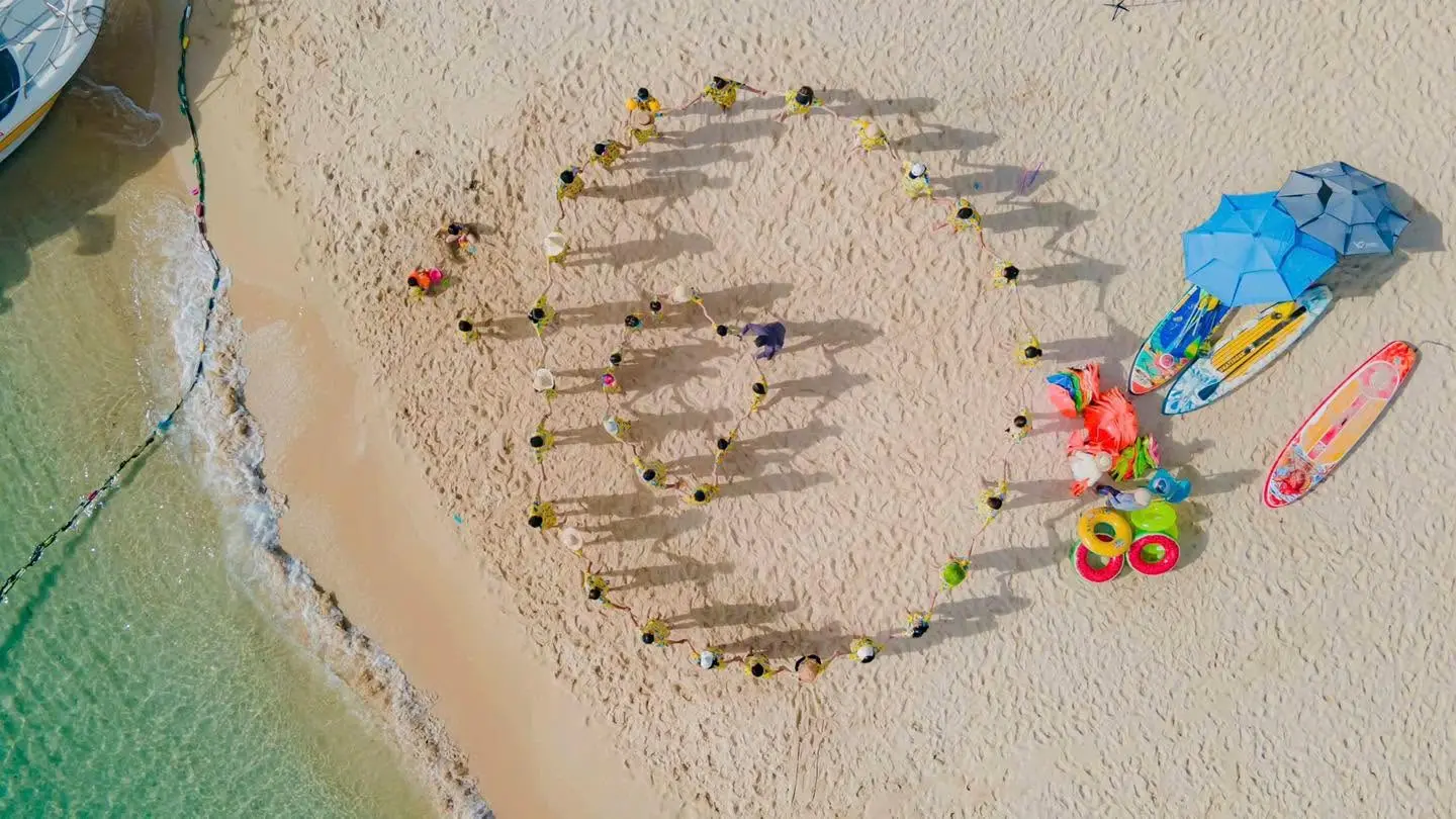 Đoàn khách tổ chức team building tại Bãi Kinh Bình Hưng