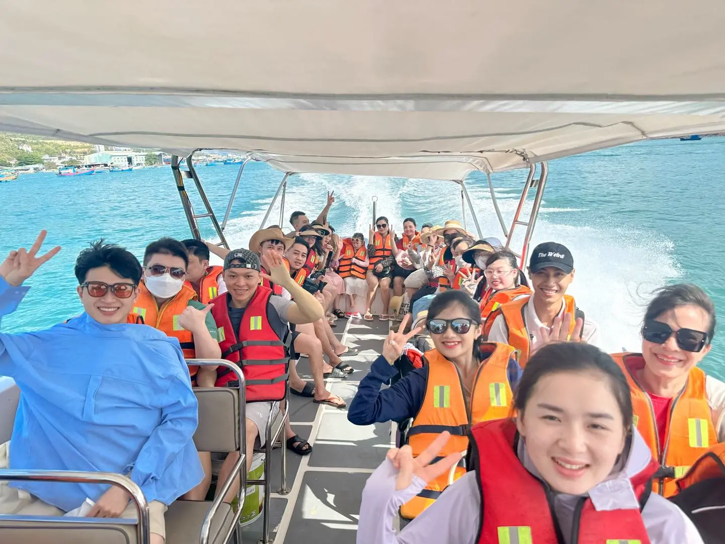 Đặt tour 3 đảo Nha Trang Deluxe KhanhHoaTRIP Đoàn khách KhanhHoaTRIP chuẩn bị khởi hành tour 3 đảo Nha Trang bằng cano cao tốc