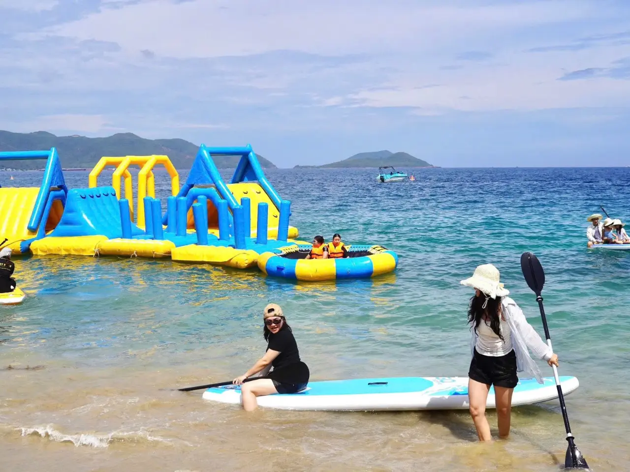 Du khách tham gia các trò chơi trên biển tại Bãi Sỏi Nha Trang Du khách tham gia các trò chơi trên biển tại Bãi Sỏi Nha Trang