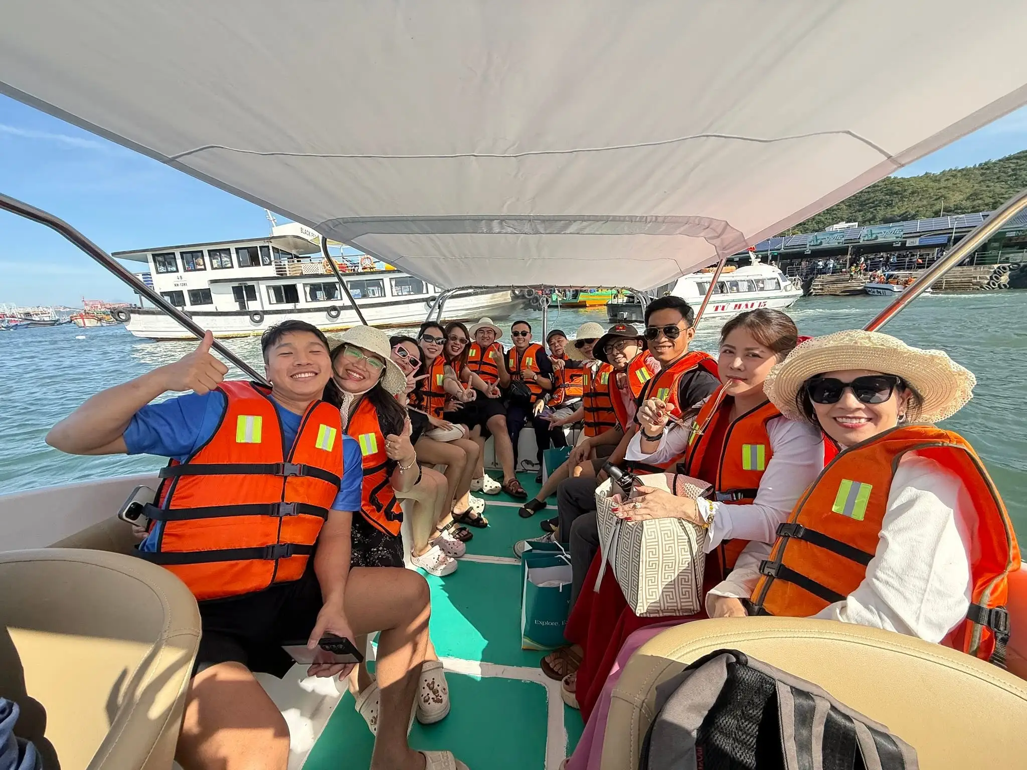Điểm tham quan gần Bãi Sỏi Nha Trang Cano di chuyển giữa các điểm tham quan gần Bãi Sỏi trong vịnh Nha Trang