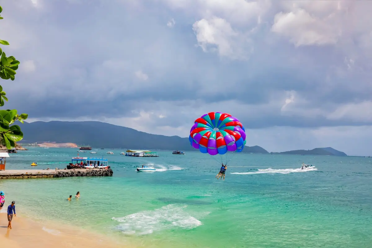Du khách trải nghiệm trò chơi Cano kéo dù bay Nha Trang tại Bãi Tranh Du khách trải nghiệm trò chơi Cano kéo dù bay Nha Trang tại Bãi Tranh