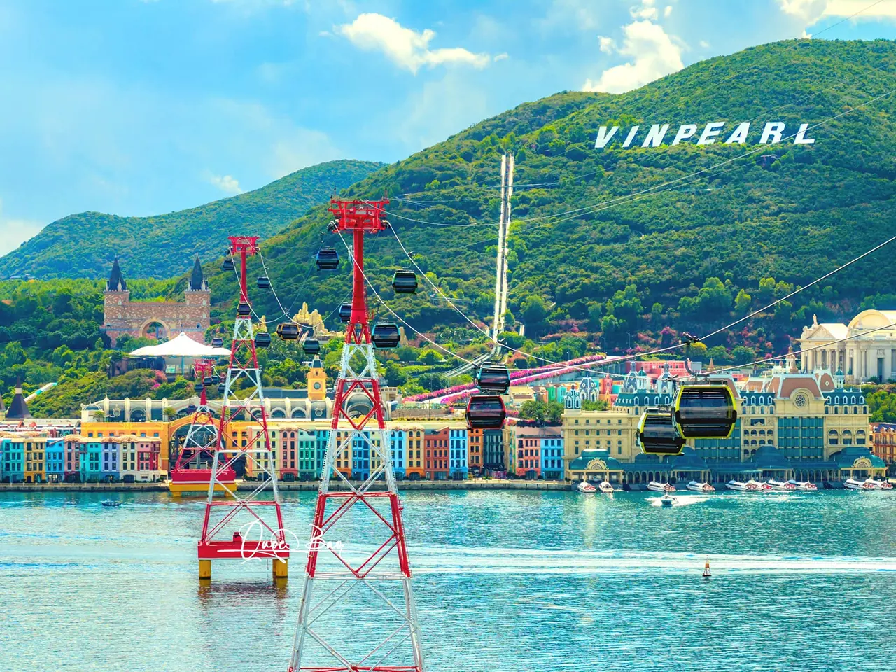 Cáp treo Vinpearl đưa đoàn khách sang VinWonders trên đảo Hòn Tre