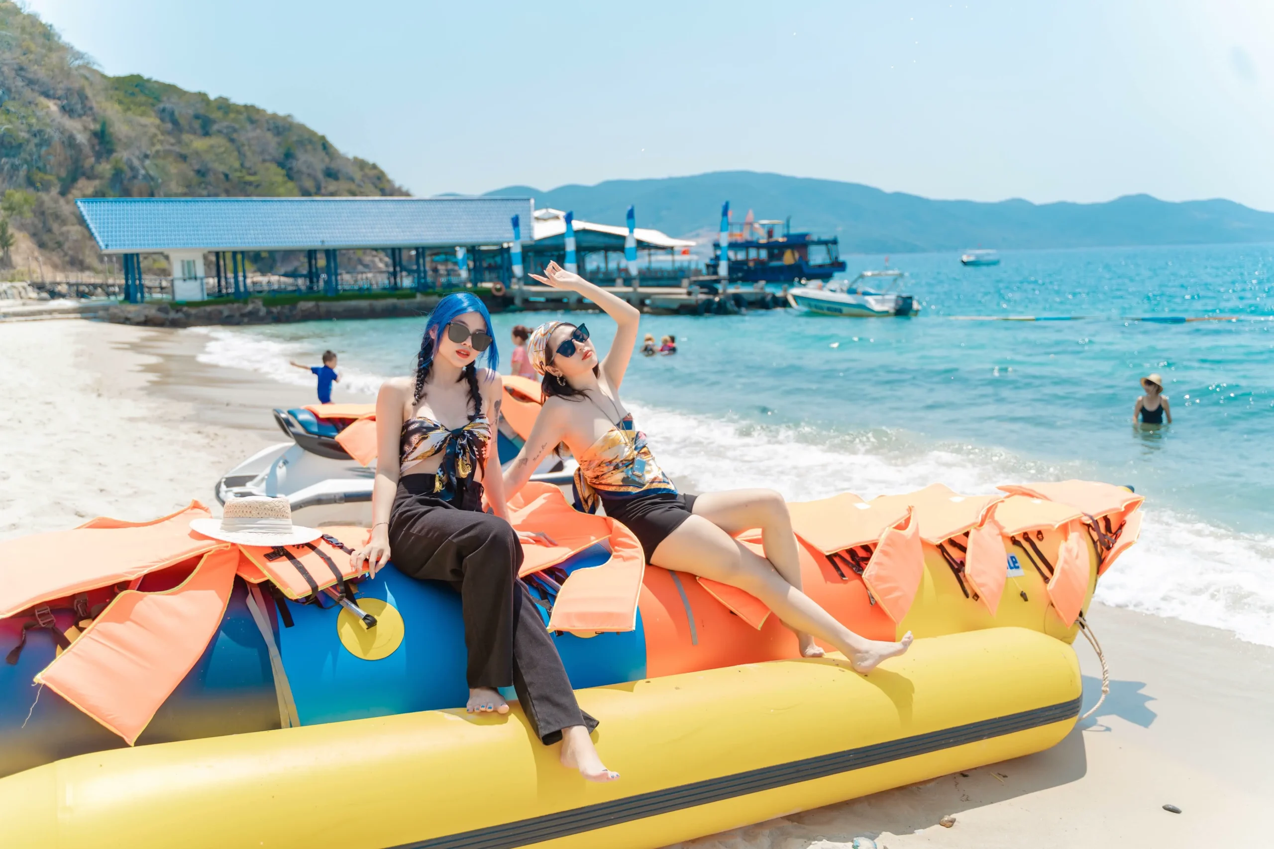 Du khách chụp ảnh check-in tại Bãi Sỏi Nha Trang Du khách chụp ảnh check-in tại Bãi Sỏi Nha Trang