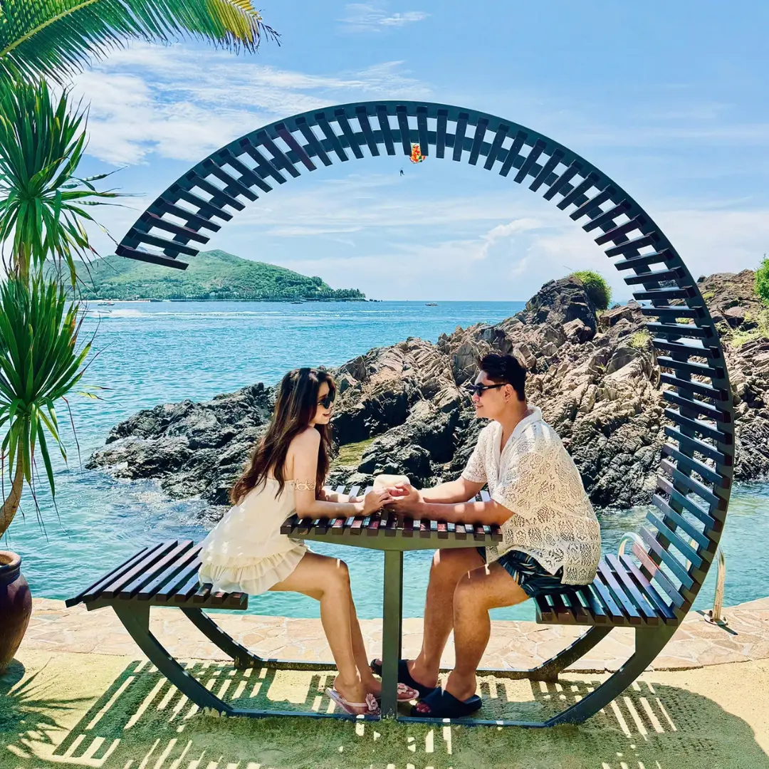 Du khách chụp ảnh check in tại Mini Beach Nha Trang khi đi tour 2 đảo Du khách chụp ảnh check in tại Mini Beach Nha Trang khi đi tour 2 đảo