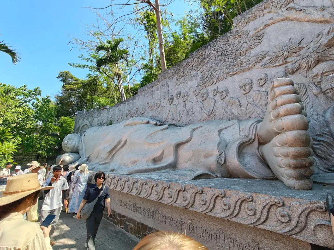 Du khách tham quan Chùa Long Sơn Nha Trang Du khách tham quan Chùa Long Sơn Nha Trang