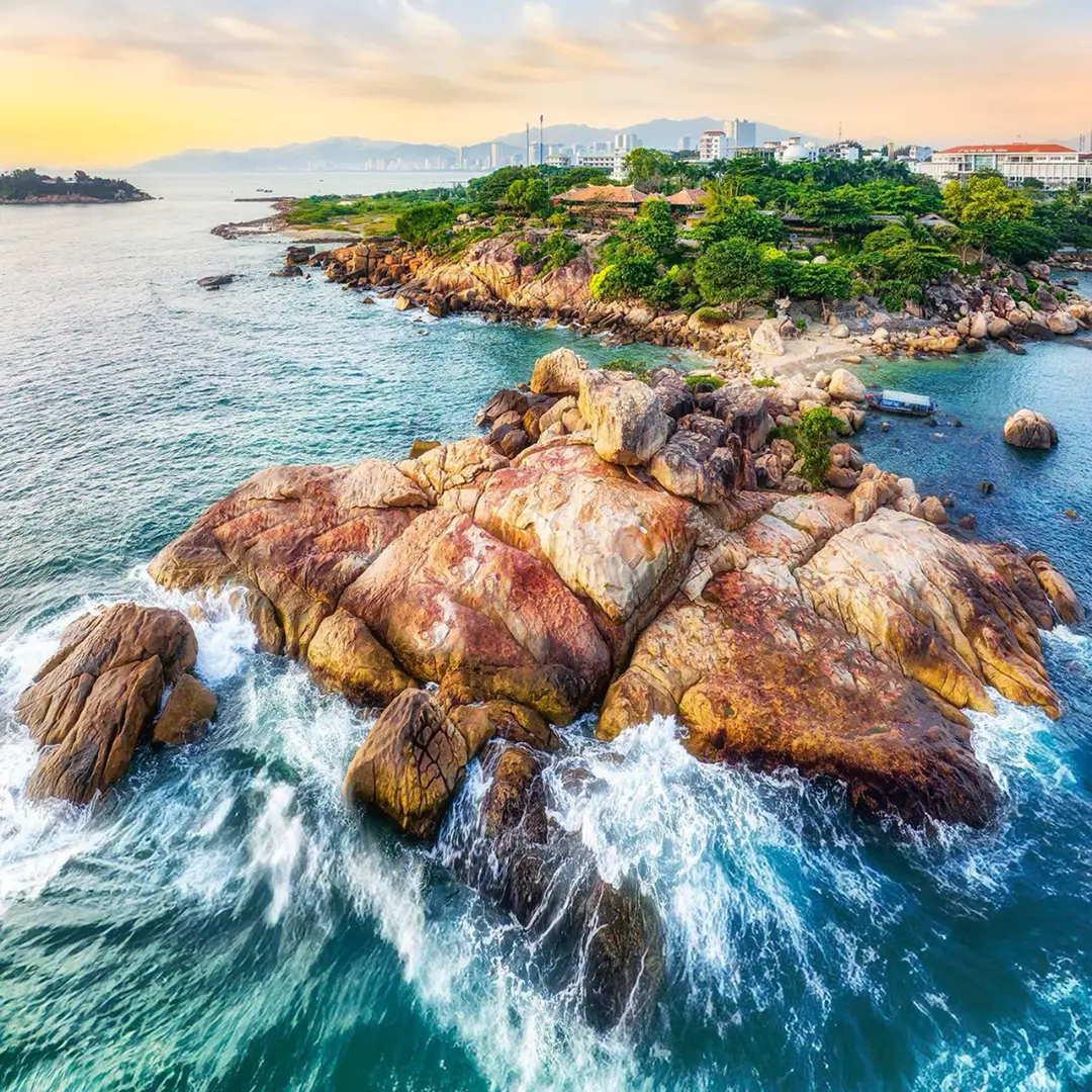 Toàn cảnh Hòn Chồng Nha Trang nhìn từ trên cao