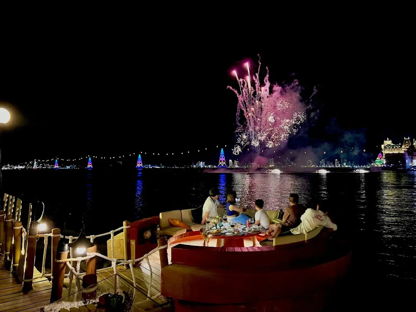 View pháo hoa từ Wave Bar Vinpearl Luxury Nha Trang Ngắm pháo hoa Vinpearl từ Wave Bar Vinpearl Luxury Nha Trang