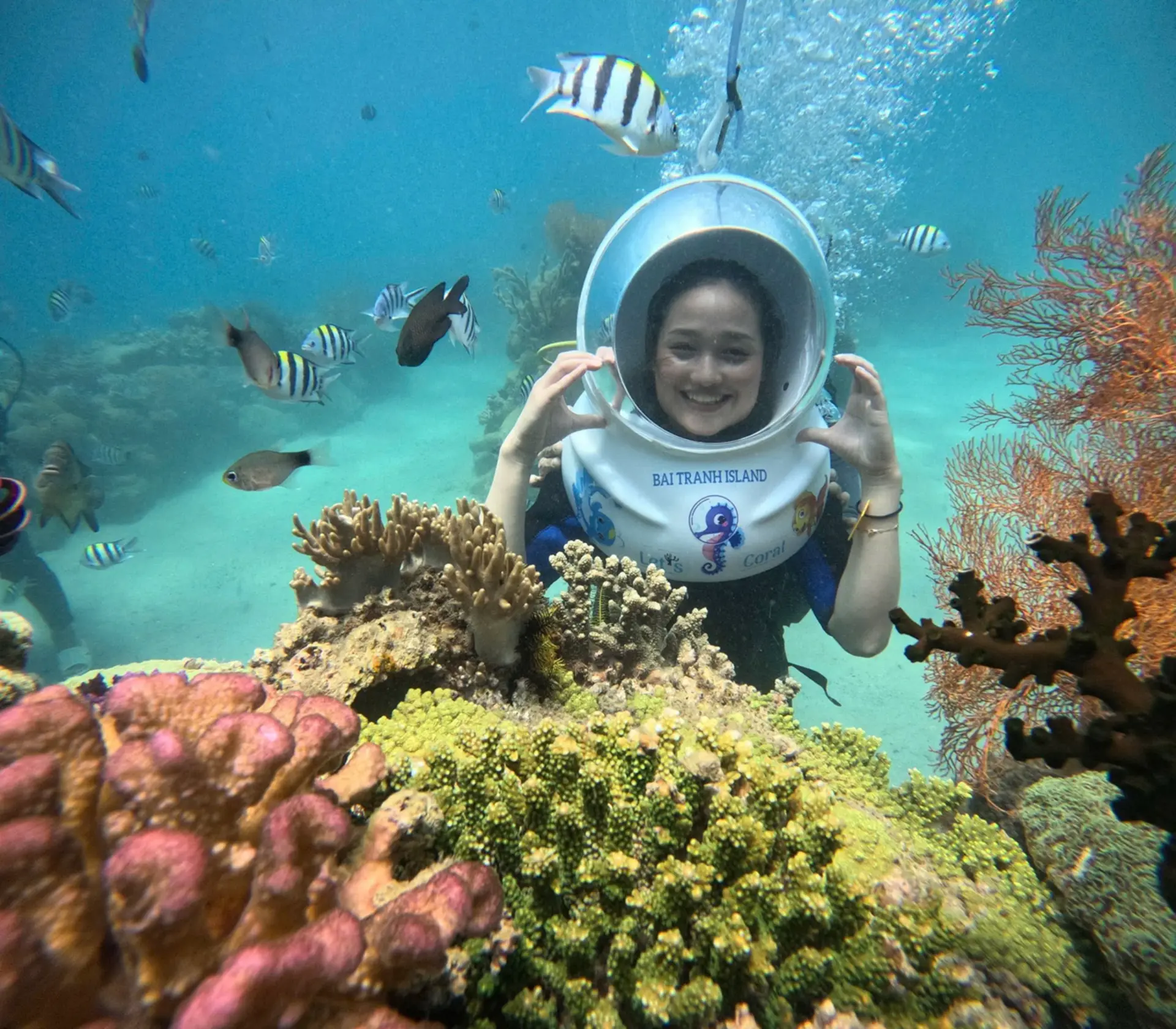 Du khách trải nghiệm dịch vụ đi bộ dưới biển - Sea Walking Bãi Tranh Nha Trang Du khách trải nghiệm dịch vụ đi bộ dưới biển - Sea Walking Bãi Tranh Nha Trang