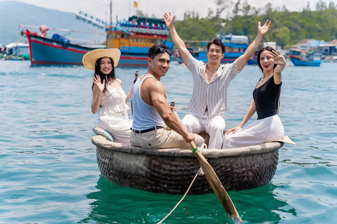 Du khách trải nghiệm đi thuyền thúng tại Làng Chài Hòn Miễu Nha Trang