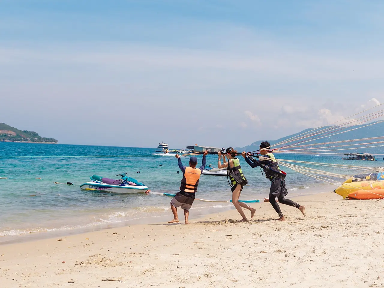 Trò chơi thể thao trên biển Bãi Sỏi Nha Trang Du khách chơi dù bay và mô tô nước tại Bãi Sỏi Nha Trang