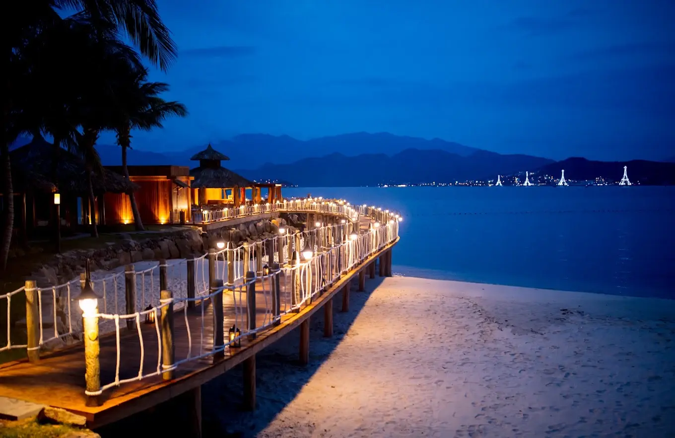 Không gian Wave Bar Vinpearl Luxury Nha Trang về đêm Wave Bar Vinpearl Luxury Nha Trang bên biển vào buổi tối