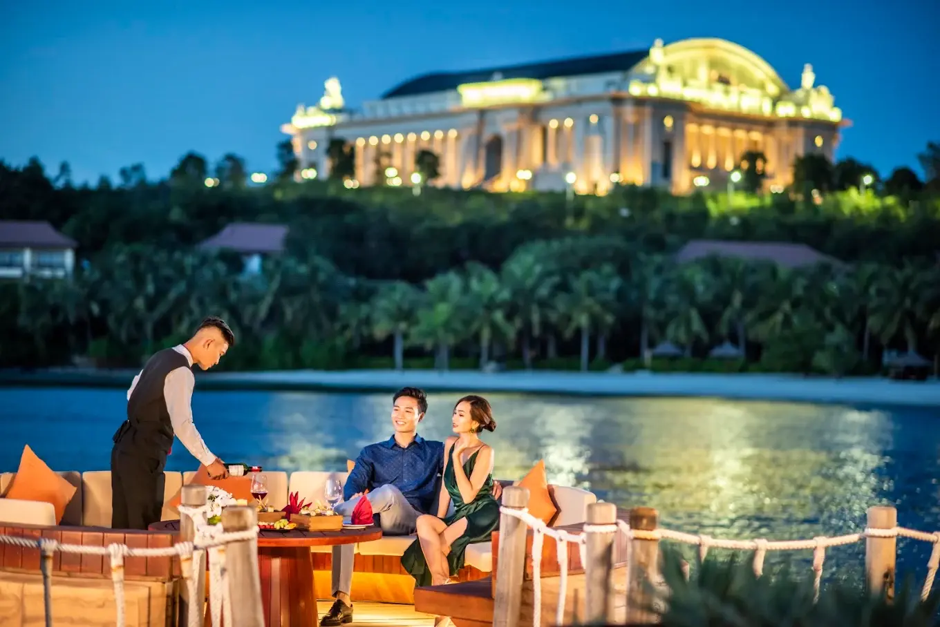 Buổi tối lãng mạn tại Wave Bar Vinpearl Luxury Cặp đôi dùng đồ uống tại Wave Bar Vinpearl Luxury Nha Trang buổi tối
