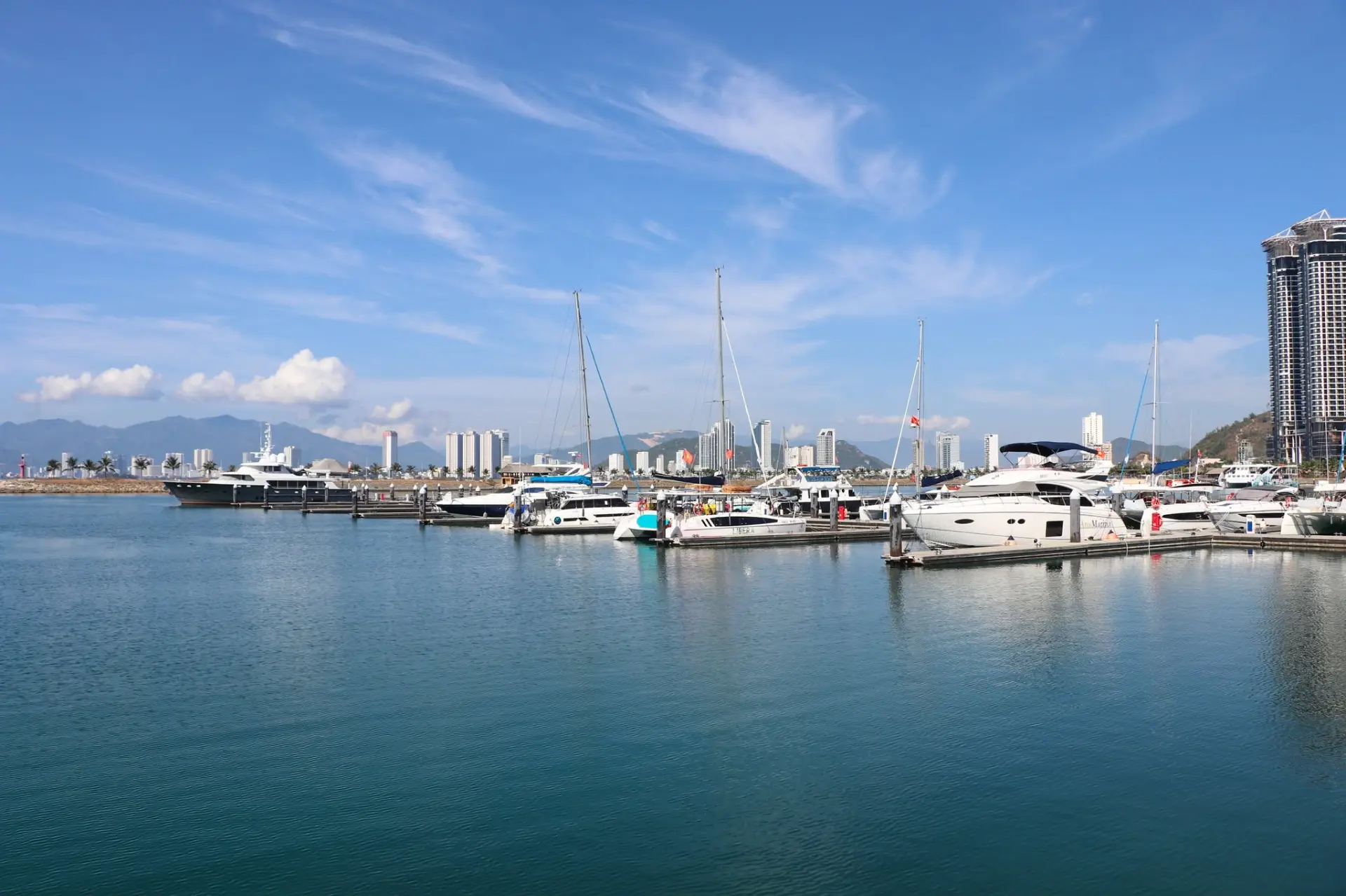 Du thuyền neo đậu tại Ana Marina với view thành phố Nha Trang Các du thuyền neo đậu ở bến Ana Marina nhìn ra thành phố Nha Trang