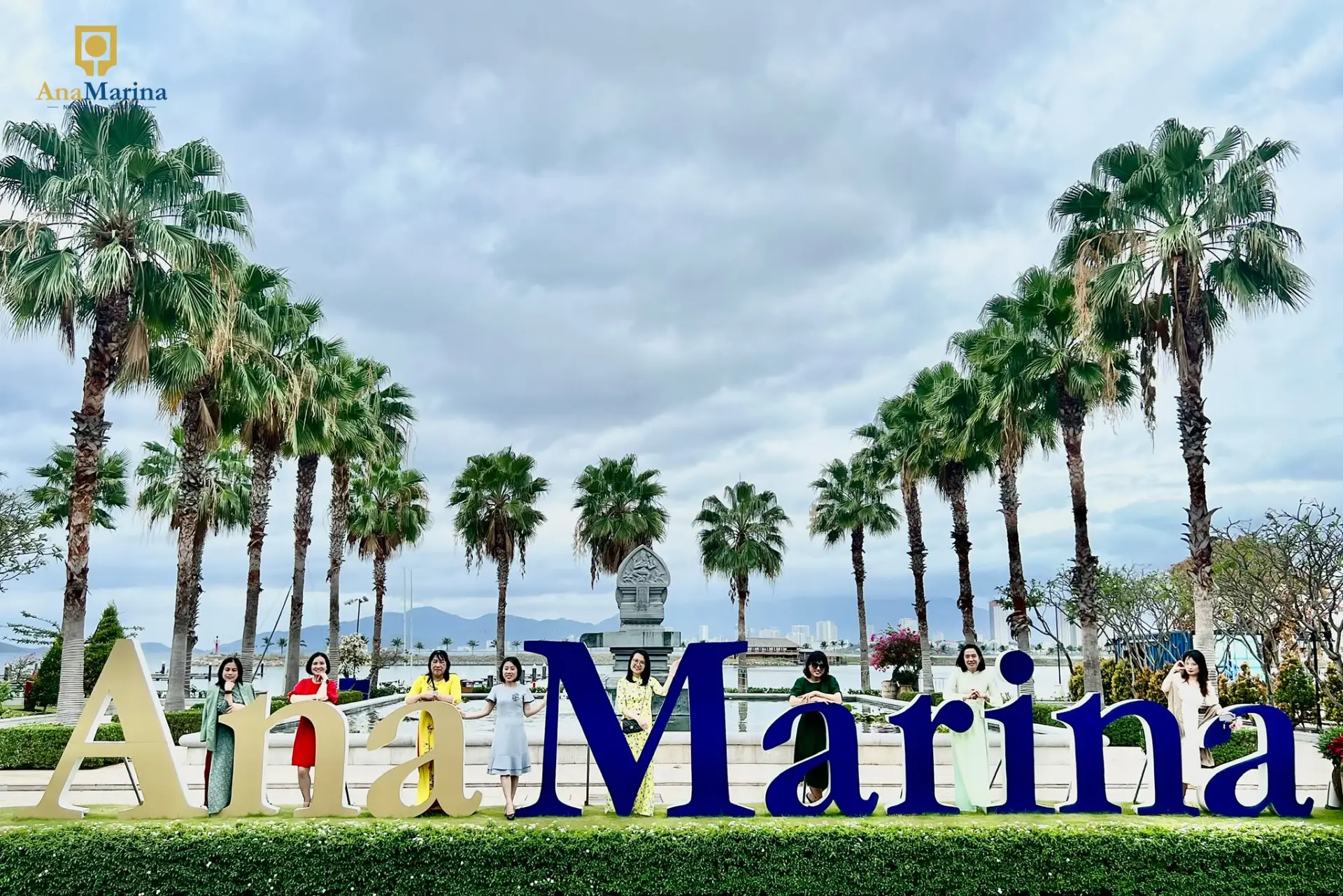 Cổng chào bến du thuyền Ana Marina Nha Trang Du khách check-in tại cổng chào bến du thuyền Ana Marina Nha Trang