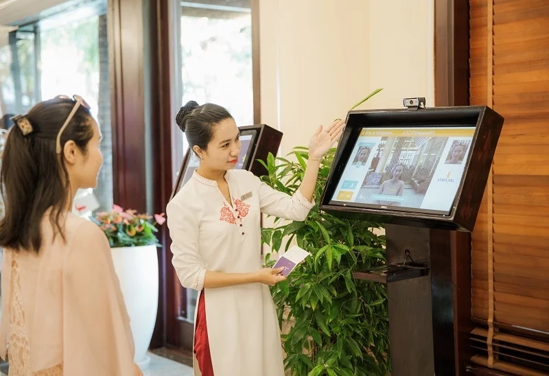 Du khách làm thủ tục quét khuôn mặt khi check in nhận phòng Du khách làm thủ tục quét khuôn mặt khi check in nhận phòng
