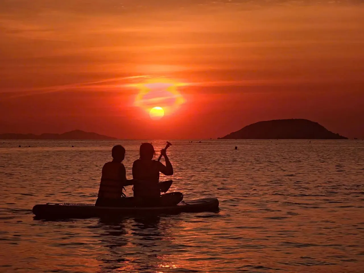 Du khách chèo SUP ngắm bình minh tại Hòn Chồng