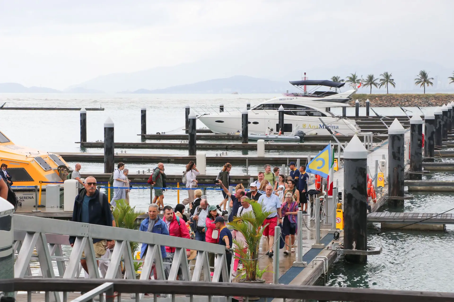 Du khách đi bộ trên cầu cảng Ana Marina Nha Trang Đoàn khách du lịch đi bộ trên cầu cảng bến du thuyền Ana Marina