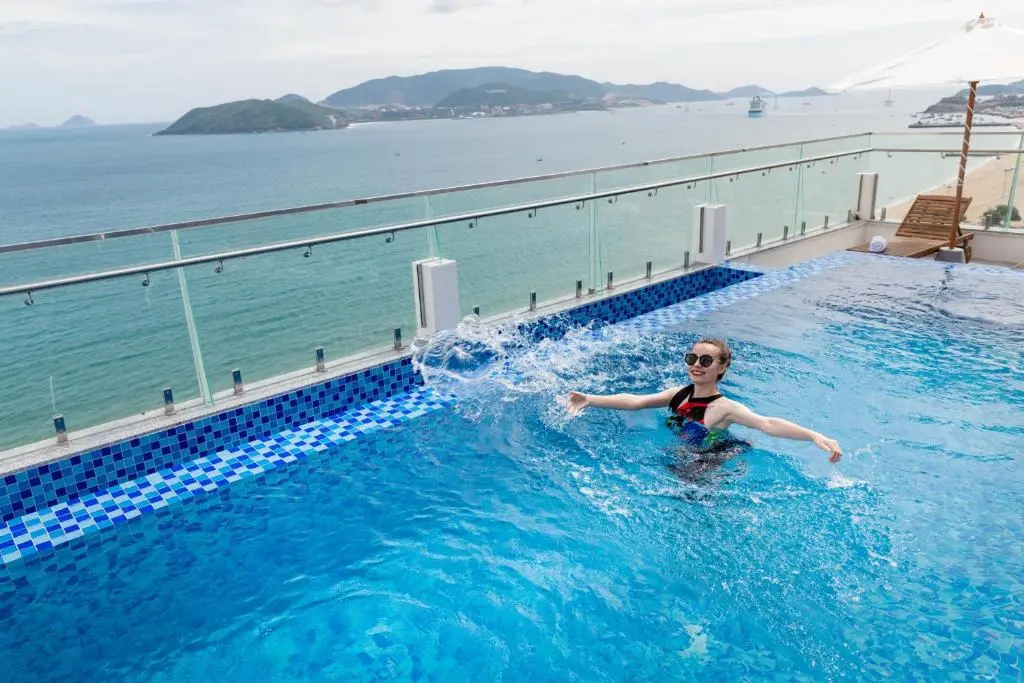 Khách bơi tại hồ bơi Sun Kiss Hotel Khách lưu trú bơi tại hồ bơi vô cực Sun Kiss Hotel Nha Trang