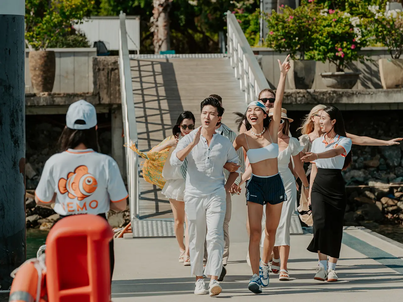 Du khách check-in lưu niệm cùng đội ngũ thuyền viên du thuyền Nemo Yacht Du khách check-in lưu niệm cùng đội ngũ thủy thủ đoàn tận tâm của du thuyền Nemo Yacht