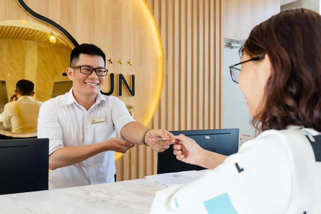 Khách check-in tại Sun Kiss Hotel Nha Trang Nhân viên lễ tân hỗ trợ khách check-in tại Sun Kiss Hotel Nha Trang