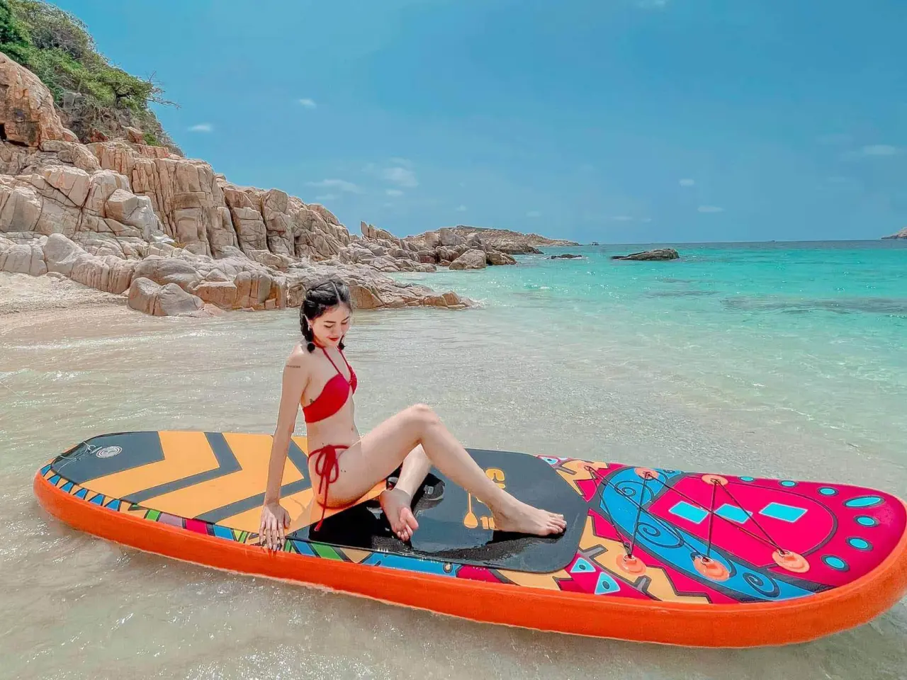 Du khách chụp ảnh cùng SUP tại Bãi Kinh Bình Hưng