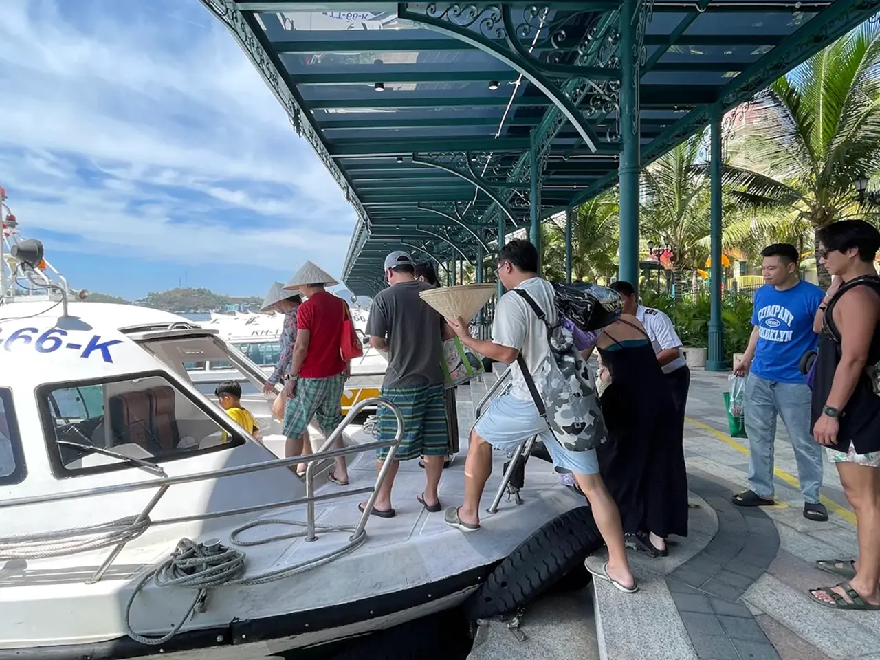 Du khách chờ tại Cảng Vinpearl Nha Trang trước khi sang đảo Hòn Tre Du khách chờ tại Cảng Vinpearl Nha Trang trước khi sang đảo Hòn Tre