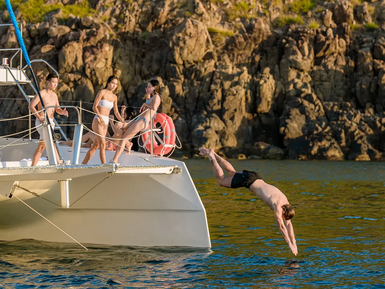 Cầu trượt phao khổng lồ từ boong du thuyền Nemo Yacht xuống biển Cầu trượt phao khổng lồ từ boong du thuyền Nemo Yacht xuống biển được các em nhỏ yêu thích