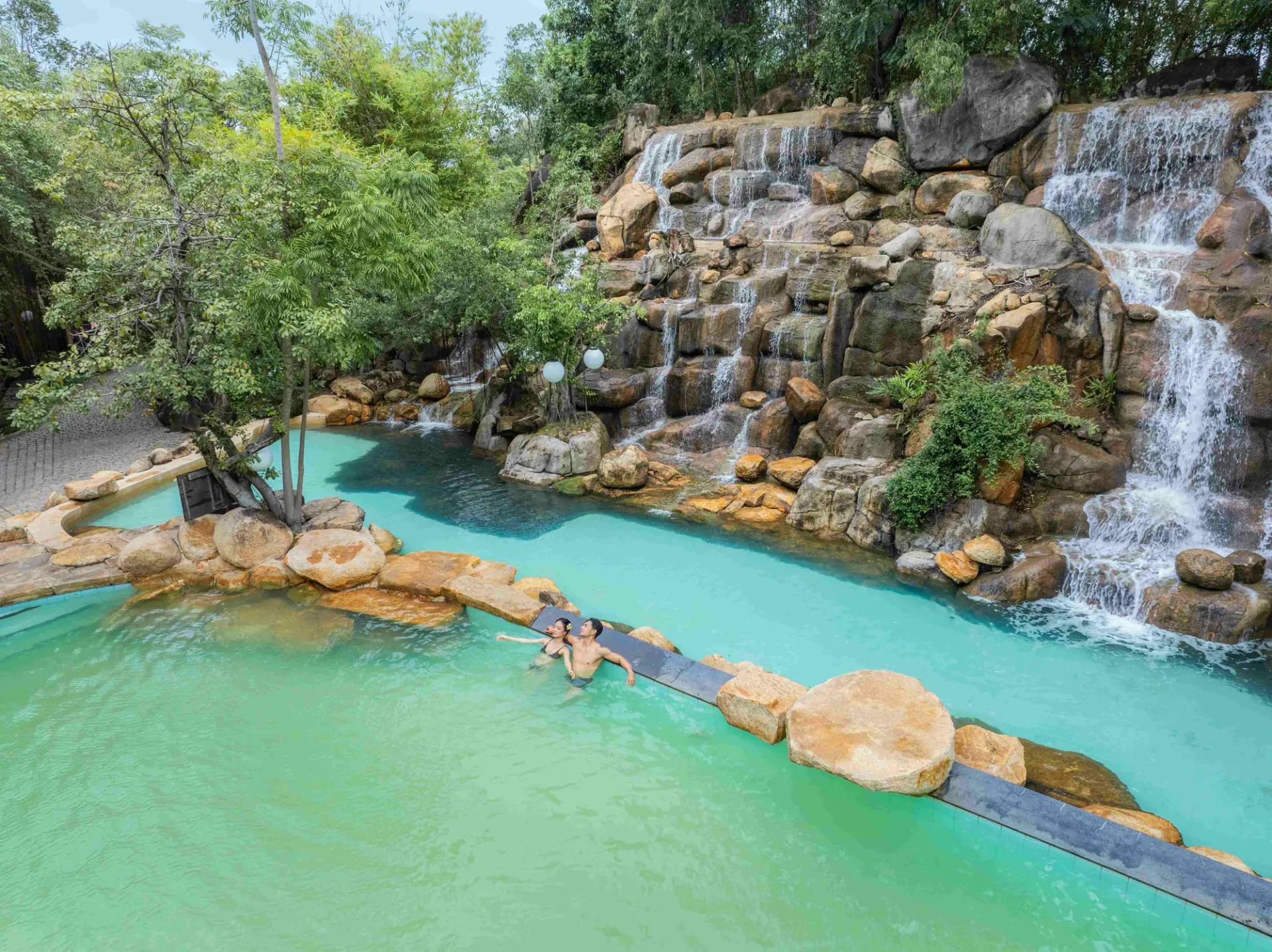 Hồ bơi khoáng nóng và thác nước tại I-Resort Nha Trang Thác nước khoáng nóng nhiều tầng tại I-Resort Nha Trang