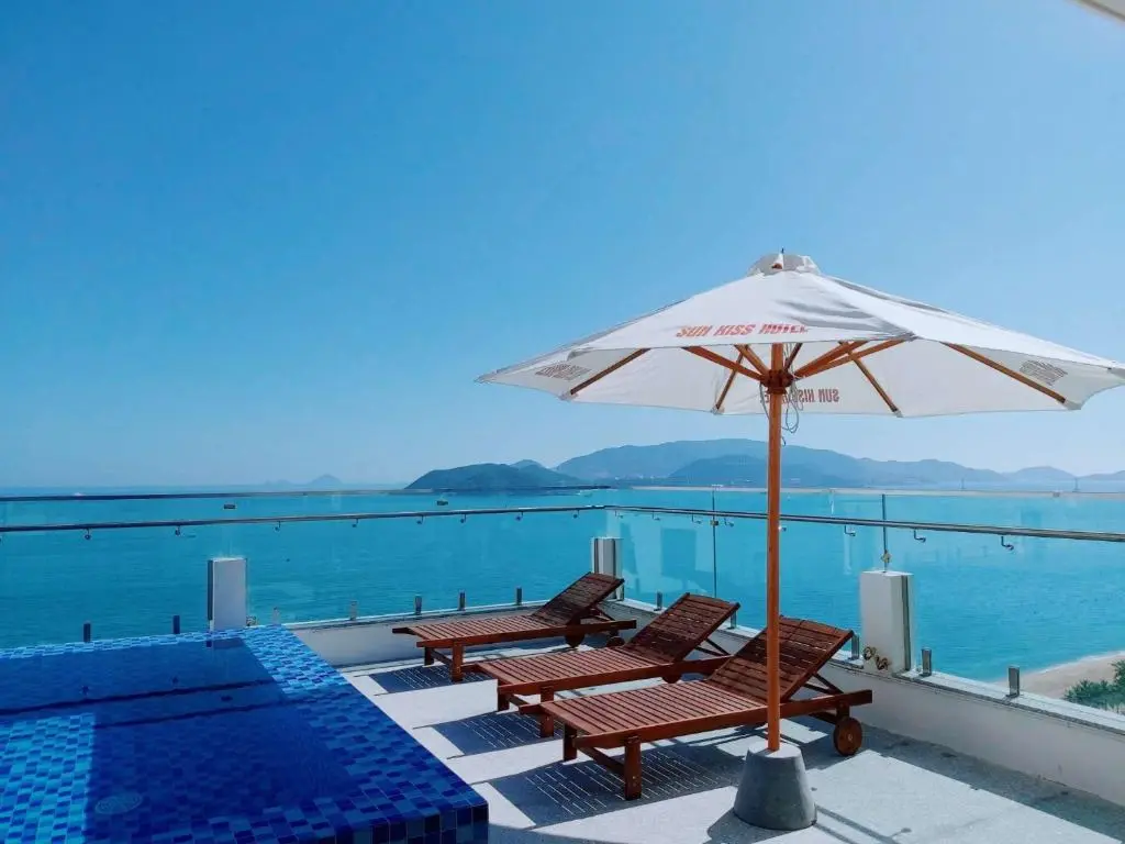Hồ bơi ngoài trời Sun Kiss Hotel Nha Trang Hồ bơi vô cực ngoài trời trên sân thượng Sun Kiss Hotel Nha Trang