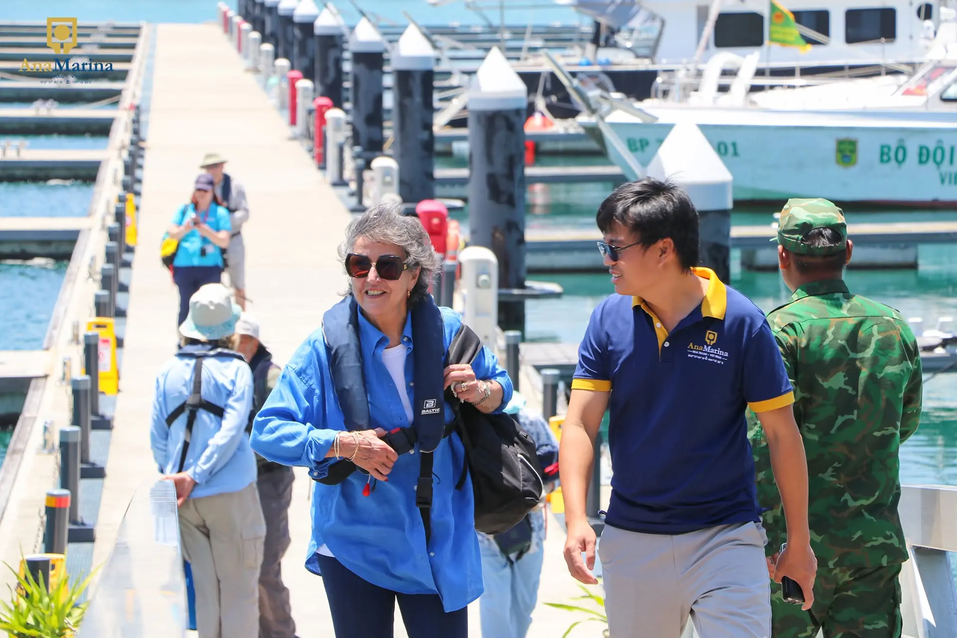 Trải nghiệm dịch vụ tại bến du thuyền Ana Marina Nha Trang Du khách trải nghiệm dịch vụ cùng nhân viên hỗ trợ tại bến Ana Marina