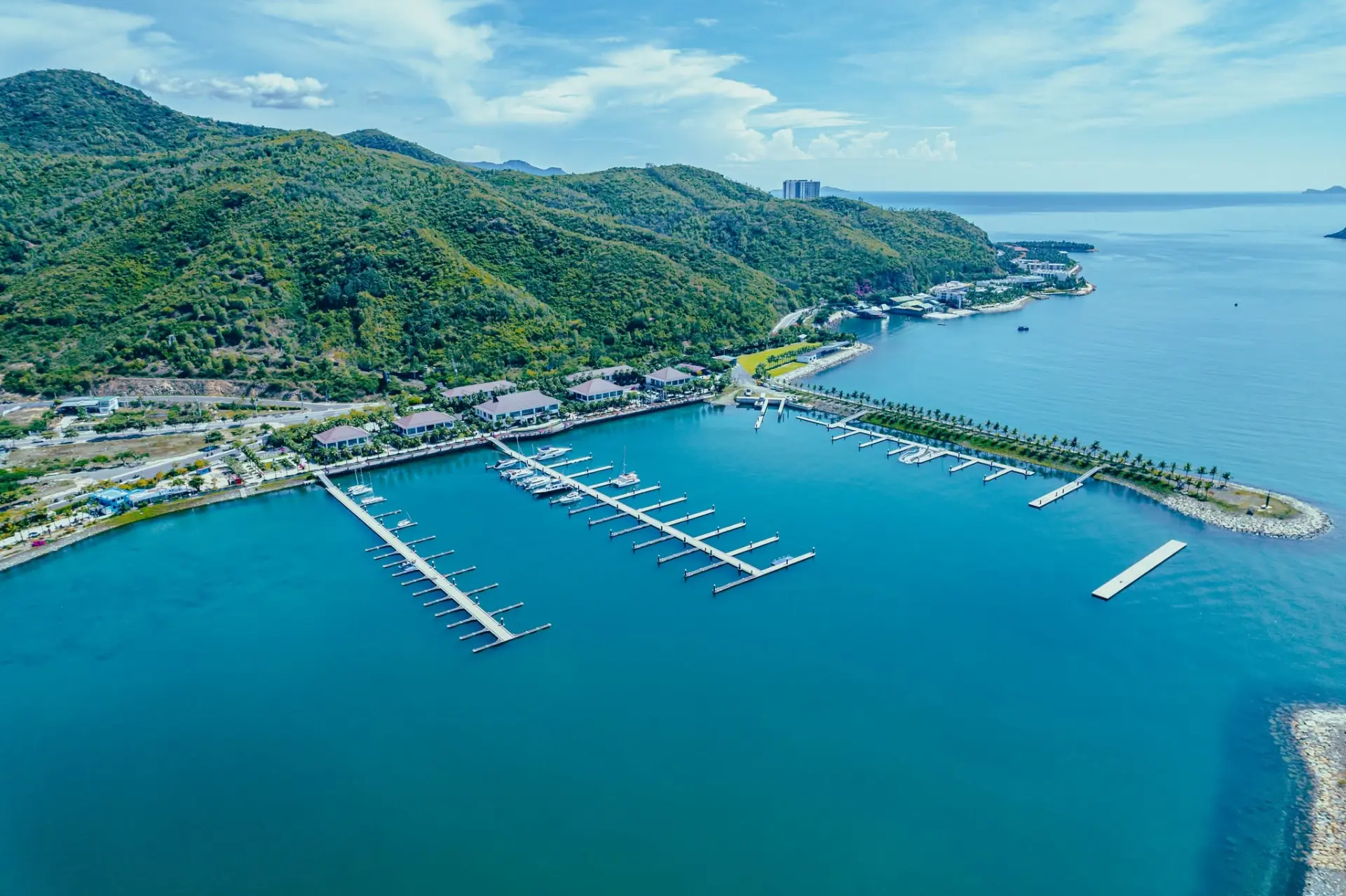 Khu du lịch ven biển và bến du thuyền Ana Marina Nha Trang Khu du lịch ven biển bao quanh bến du thuyền Ana Marina Nha Trang