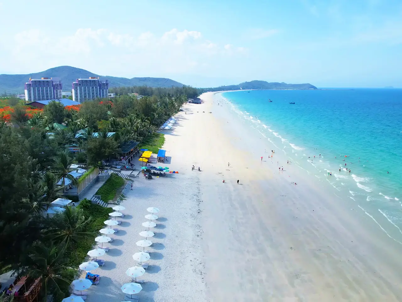 Toàn cảnh biển Dốc Lết Toàn cảnh bãi biển Dốc Lết nhìn từ khu vực resort ven biển