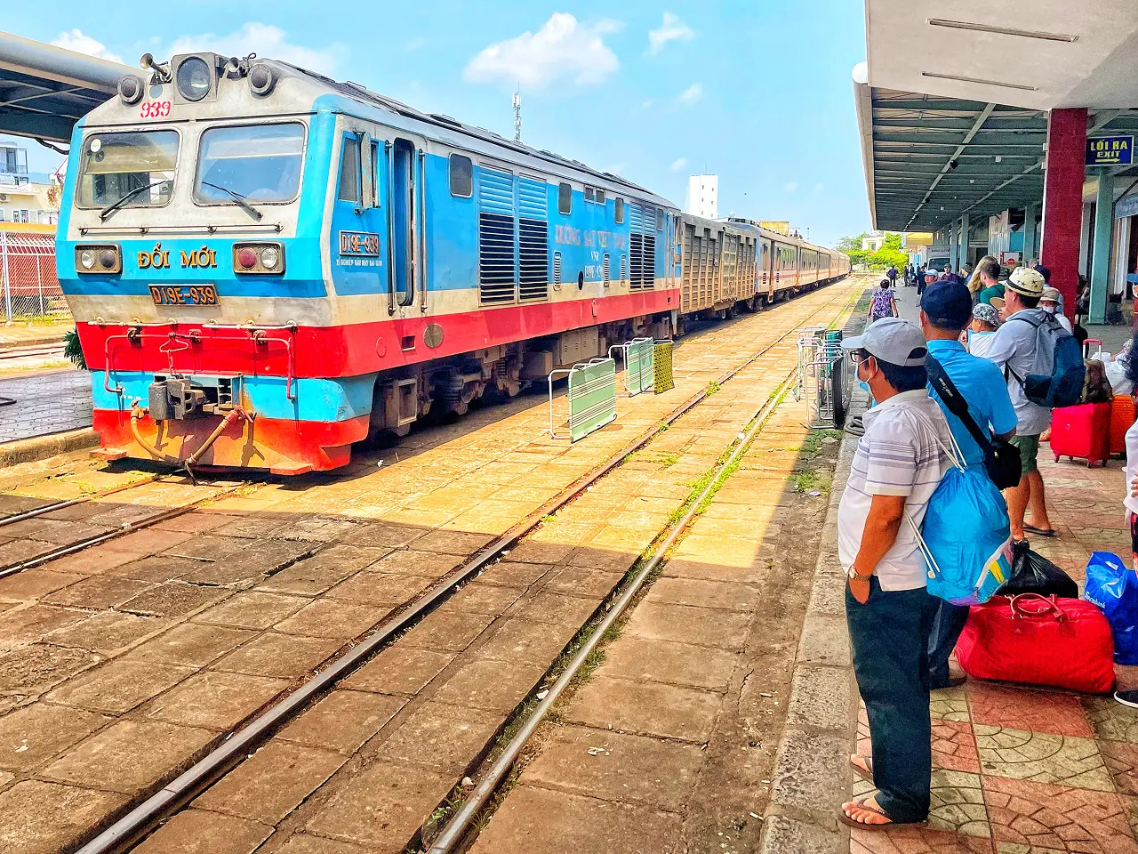 hành khách đợi lên tàu tại Ga Nha Trang hành khách đợi lên tàu tại Ga Nha Trang