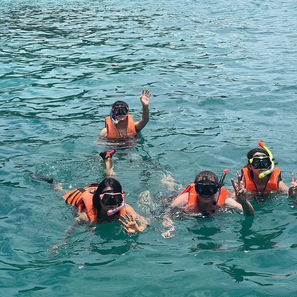 Snorkeling phù hợp với ai Gia đình và du khách cùng snorkeling tại Nha Trang