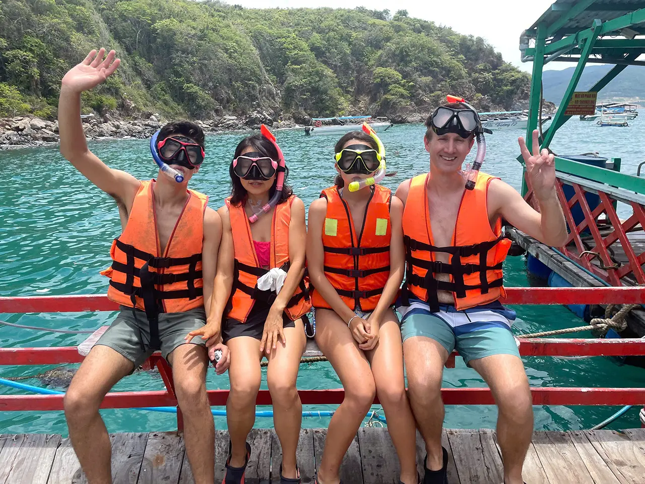 Thiết bị snorkeling Bộ thiết bị ống thở, kính lặn và áo phao dùng khi snorkeling