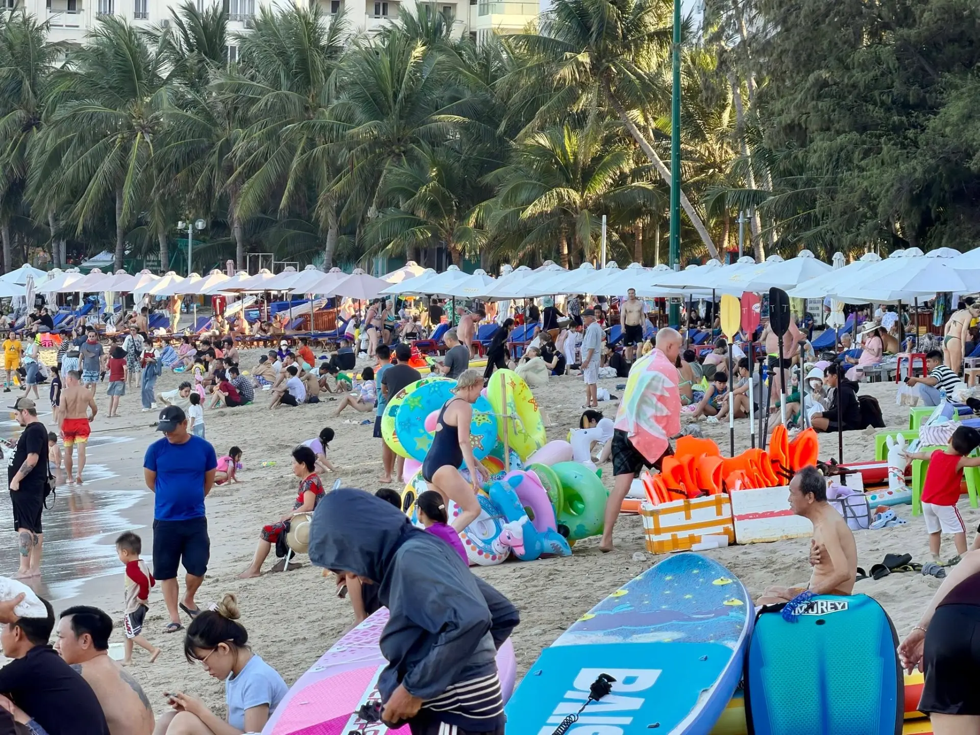 Khách du lịch tại bãi tắm Hòn Chồng Nha Trang