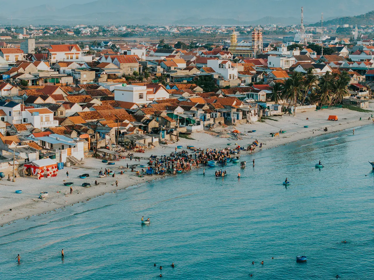 Làng chài Ninh Thủy Làng chài Ninh Thủy gần biển Dốc Lết vào buổi sáng sớm