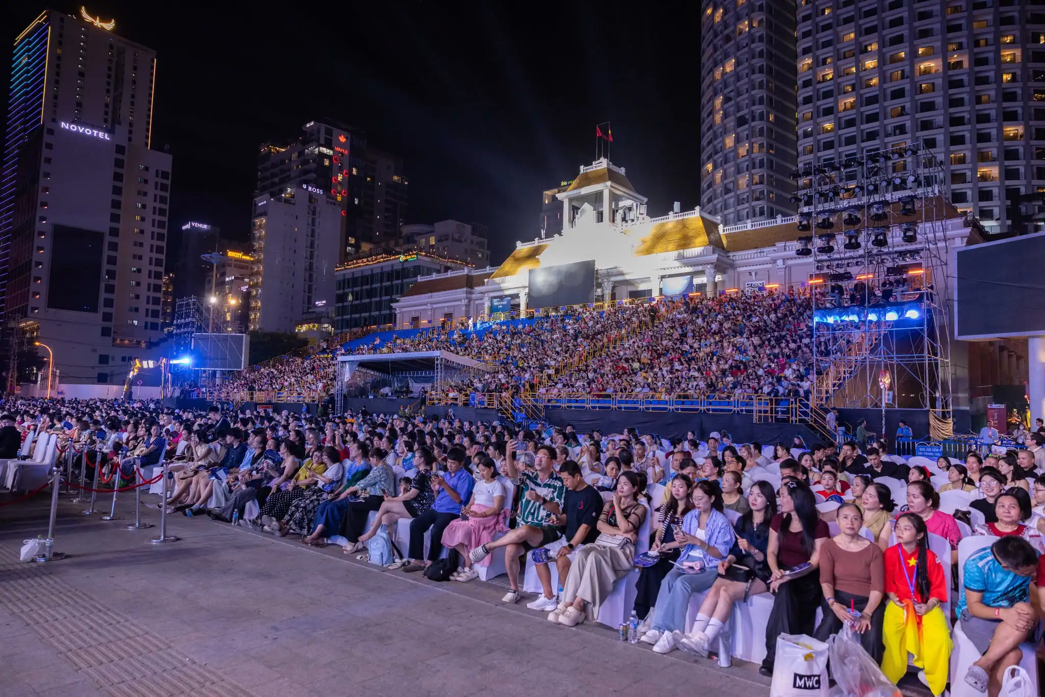 Người dân và du khách theo dõi sự kiện Miss World 2026 tại Nha Trang