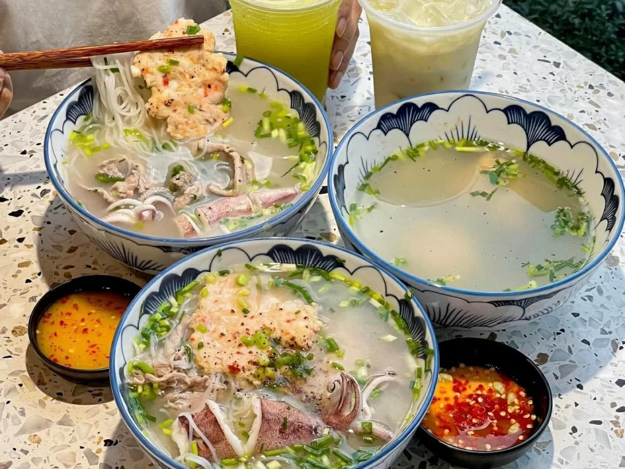 Thưởng thức đặc sản bún quậy Phú Quốc nóng hổi Tô bún quậy Phú Quốc với chả tôm mực tươi ngon nóng hổi trong bữa tối tour Grand World
