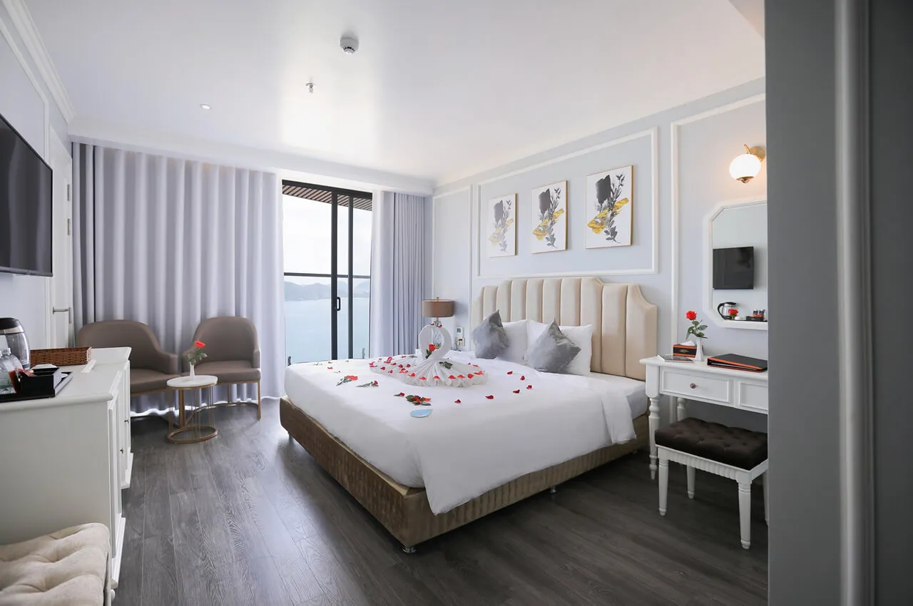 Phòng Deluxe Ocean View giường đôi có cửa ban công nhìn ra biển tại La Vague Nha Trang