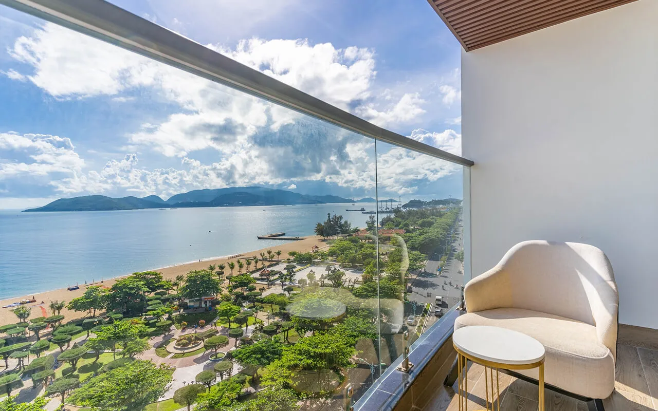 Ban công phòng La Vague nhìn xuống công viên ven biển và vịnh Nha Trang