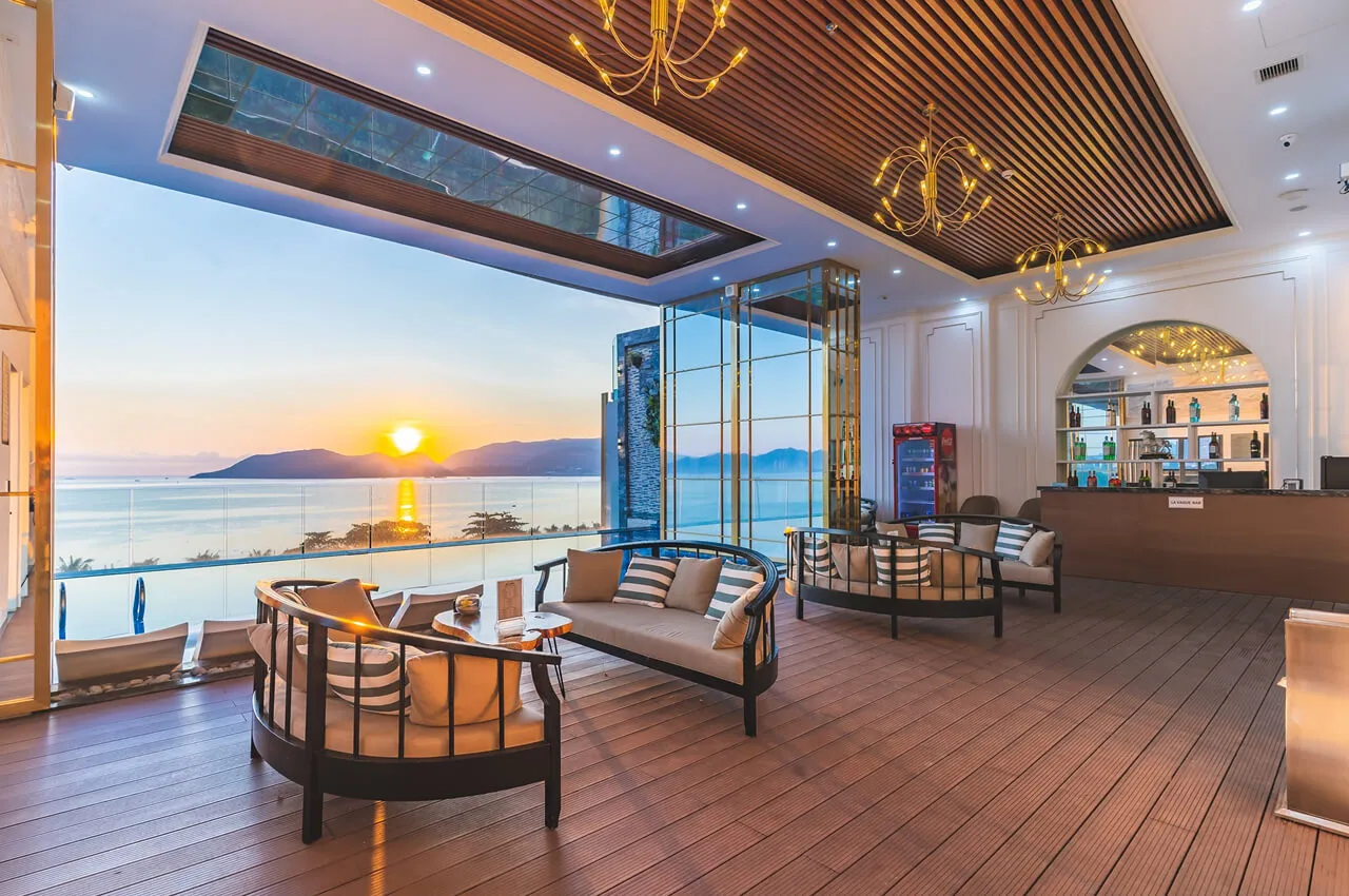 Khu hồ bơi và quầy bar tầng 4 khách sạn La Vague nhìn ra vịnh Nha Trang lúc bình minh