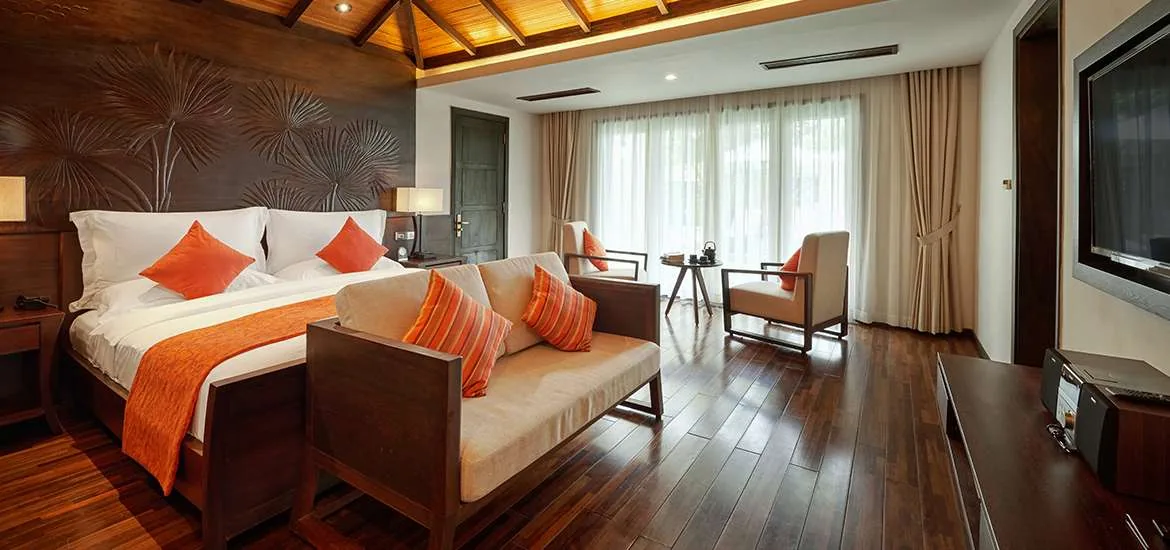 Hồ bơi nước biển tự nhiên hướng trọn vịnh Nha Trang tại Amiana Resort tạo không gian nghỉ dưỡng tĩnh lặng tháng 11