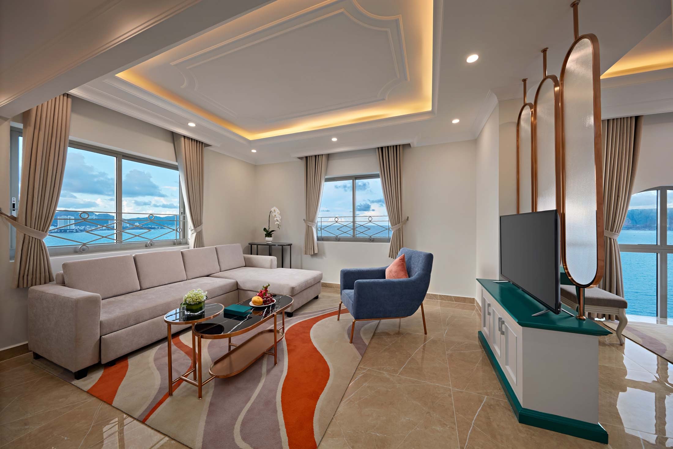 Phòng nghỉ Sea View tại khách sạn 4 sao gần biển với ban công trực diện vịnh Nha Trang