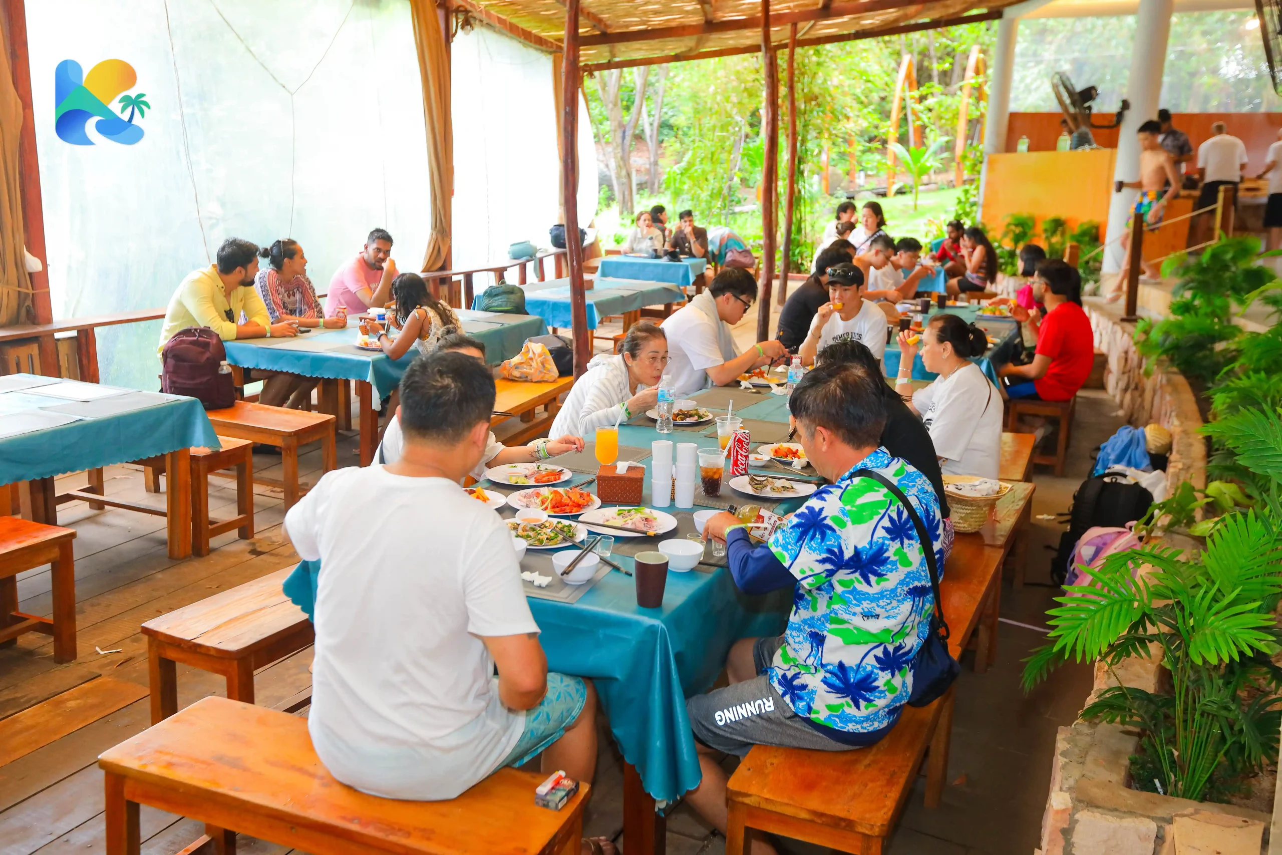 Không gian nhà hàng ăn trưa thoáng mát lợp mái lá mộc mạc bên bờ biển đón gió trong lành tại đảo Phú Quốc
